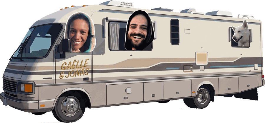 Notre camping-car sur la route, Gaëlle et Jonas aux fenêtres et le chien à l'arrière.