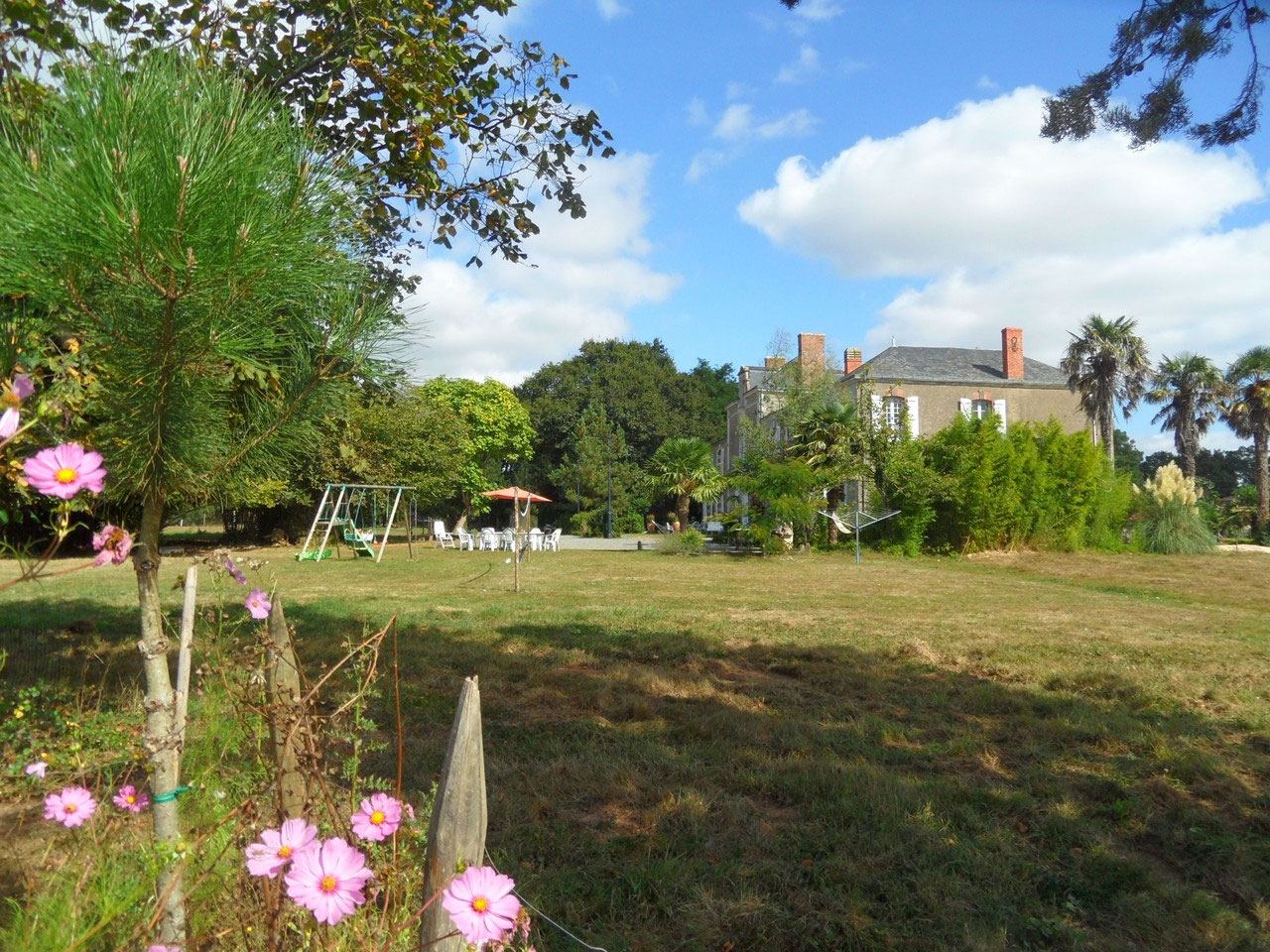 Le parc du domaine, avec le logis en arrière-plan