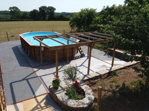 La piscine du domaine, au bord du pré